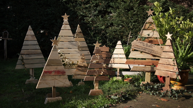 Une forêt de sapins de Noël en palettes de récup