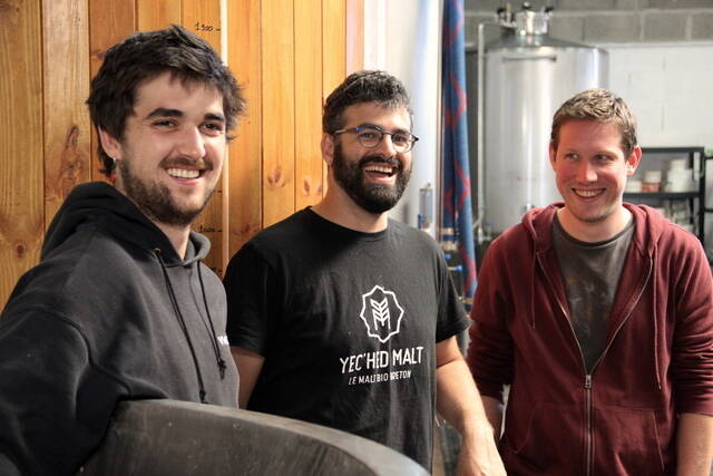 Fred, Alex et Colin devant la cuve d'ébu